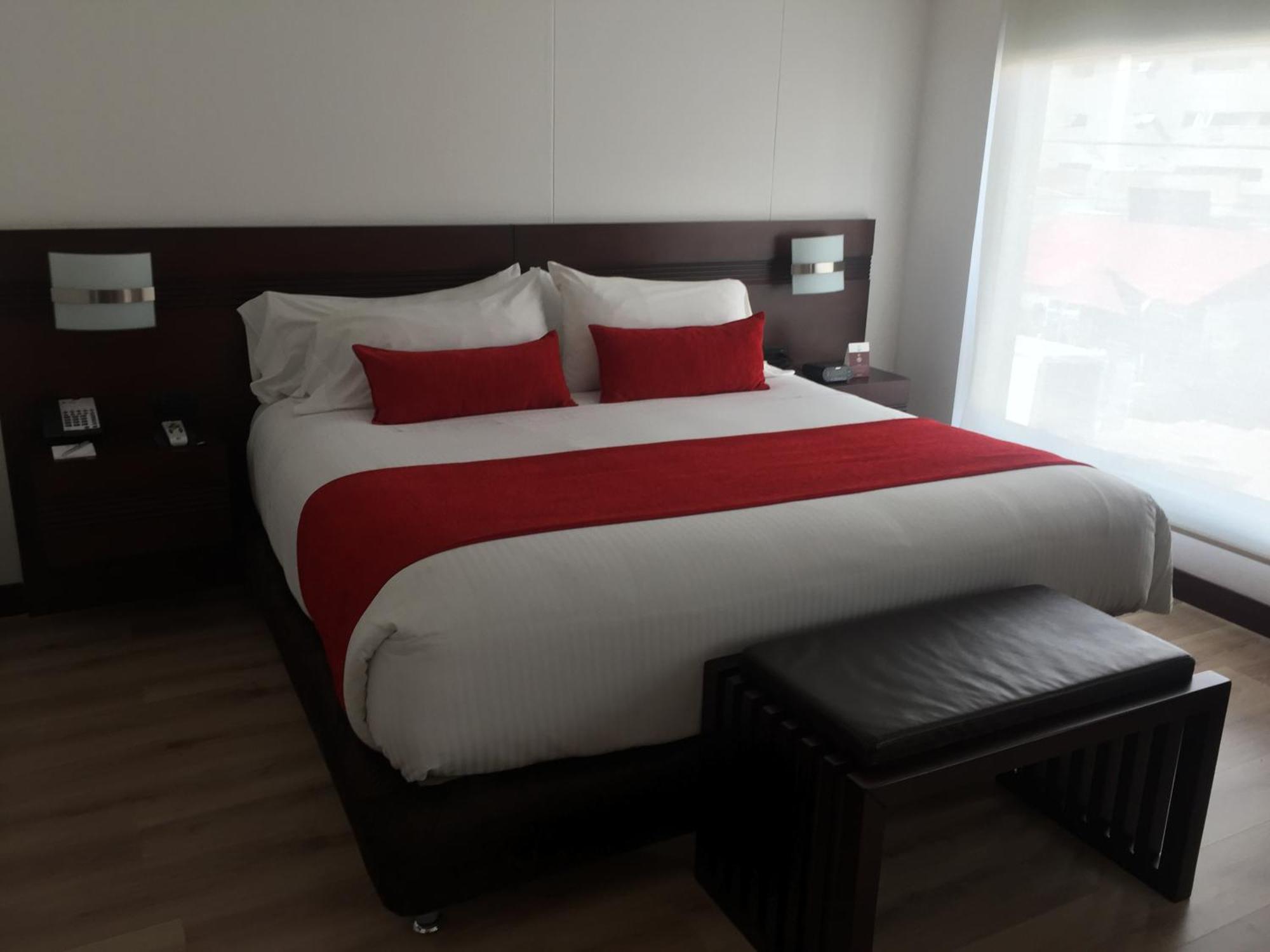 Best Western Plus 93 Park Hotel Bogota Ngoại thất bức ảnh A bed with a bed runner