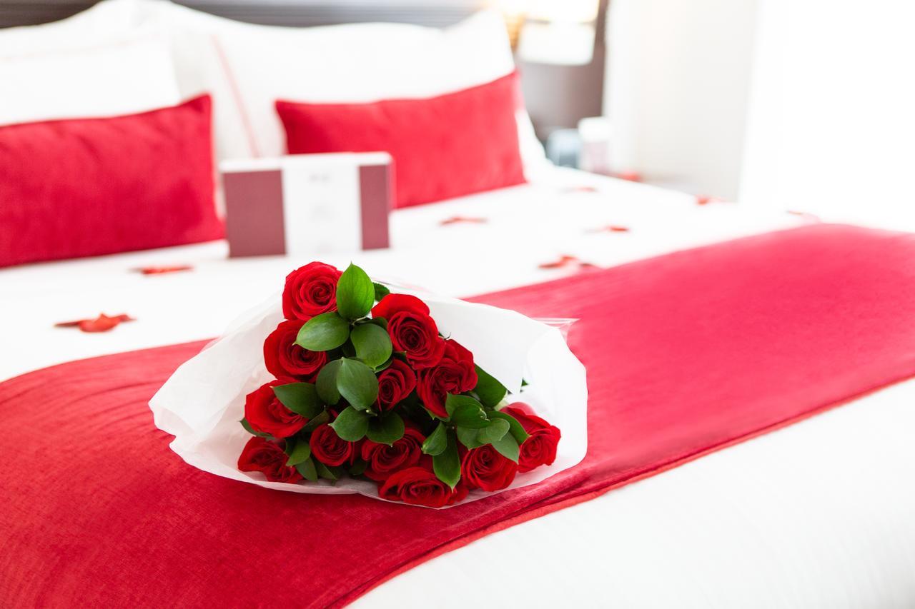 Best Western Plus 93 Park Hotel Bogota Ngoại thất bức ảnh A bouquet of red roses