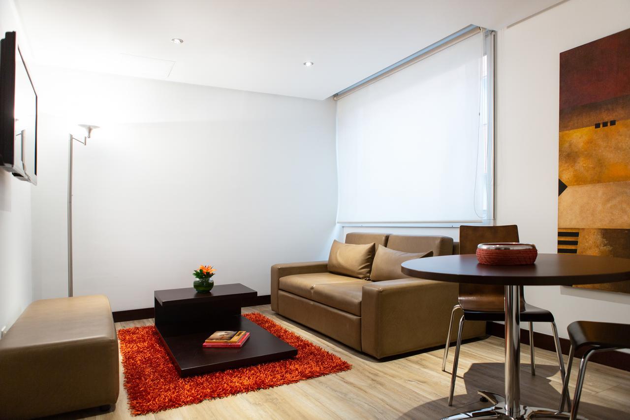 Best Western Plus 93 Park Hotel Bogota Ngoại thất bức ảnh A living room with a roller blind